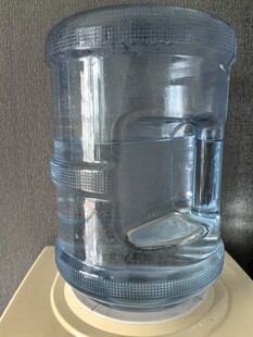大水桶置于底座上