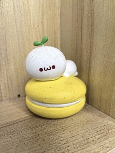 可爱白团子坐黄色马卡龙