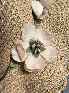 手工编织帽上的精致花朵