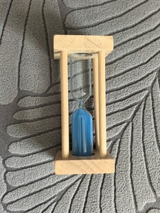 木质框架中的蓝色沙漏