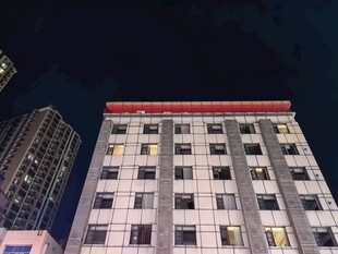 夜晚中的高楼建筑