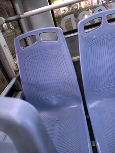 公交车内蓝色座椅特写