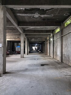 空旷废弃厂房内部空间