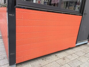橙色卷帘门外观展示