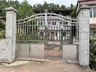 庭院大门与背后的房屋