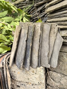 废旧瓦块堆放在一起