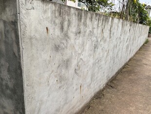 灰白水泥墙旁的狭窄小道