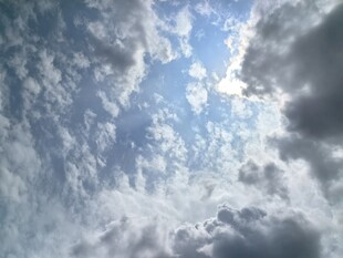 天空中的云朵与阳光