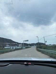 车内视角的公路行驶景象