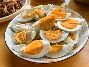 美味咸鸭蛋摆放在盘中