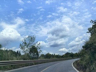 蜿蜒公路旁的蓝天白云