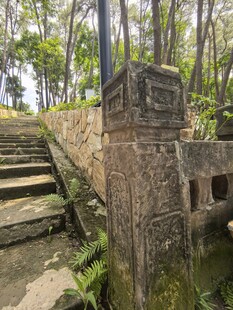 古老石砌建筑与周边景致