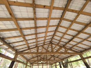 木质结构屋顶建筑内部