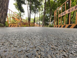 户外碎石路面与周边景致