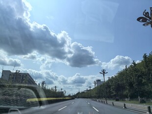 公路上的蓝天白云绿树