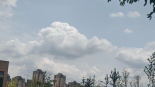 蓝天白云下的城市建筑景观