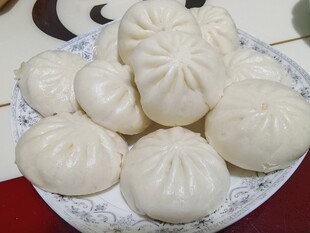 一盘美味的白胖包子