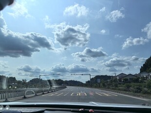 公路行车视角蓝天白云景