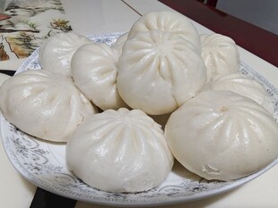 一盘美味的白胖大包子