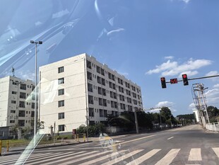 城市路口旁的多层白色建筑