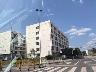 城市中的白色多层建筑