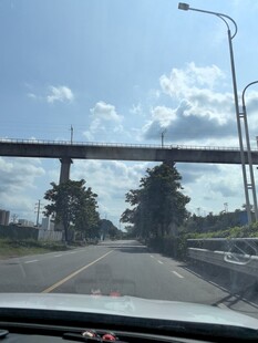 公路上的高架桥景象