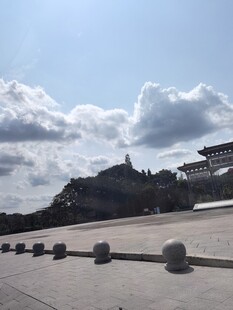 蓝天白云下的宏伟建筑