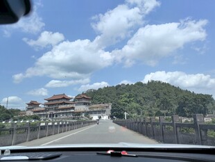 公路上远眺中式建筑景观