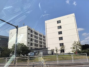 城市中的白色多层建筑