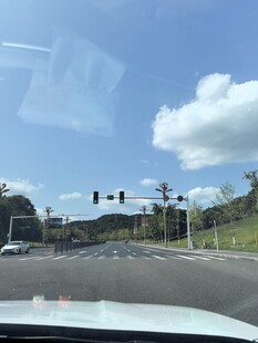 车内视角的道路与交通灯