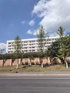 公路旁的白色多层建筑