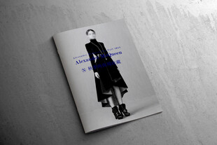 时尚杂志封面设计展示样机贴图