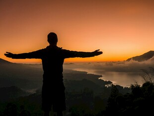 拥抱日出的孤独身影