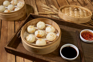 美味蒸饺搭配蘸料