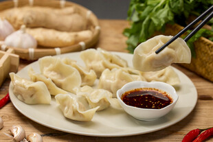 美味饺子搭配蘸料