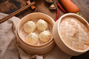竹笼里的美味鲜肉小笼包