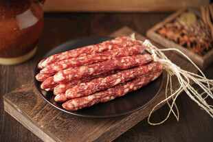 美味腊肠摆放在木盘上