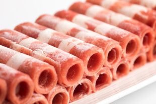 新鲜牛肉卷整齐排列