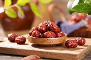 木盘红枣摆于古朴木桌上