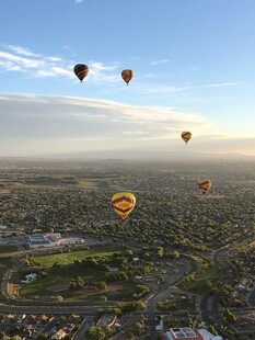 空中俯瞰多彩热气球景观