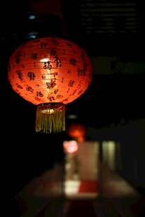 红灯笼点亮传统氛围