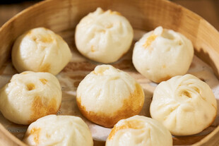 竹制蒸笼里的美味小笼包