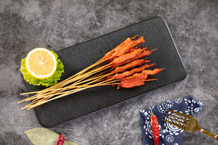 美味烤串配柠檬