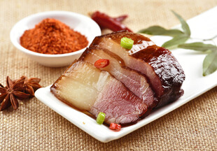 美味腊肉摆盘配香料调料