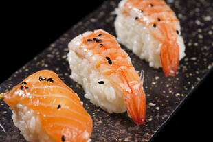 美味鲜虾寿司拼盘