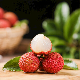 新鲜剥开的诱人荔枝