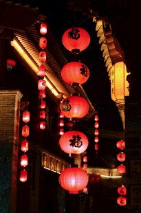古巷红灯笼营造传统氛围