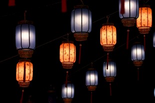 夜中悬挂的多彩中式灯笼