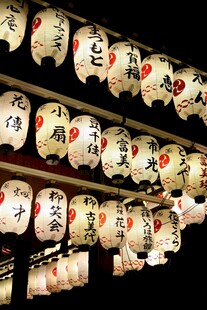 日式灯笼悬挂夜景