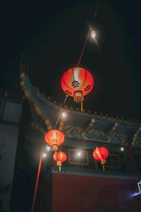 夜空中的中式红灯笼